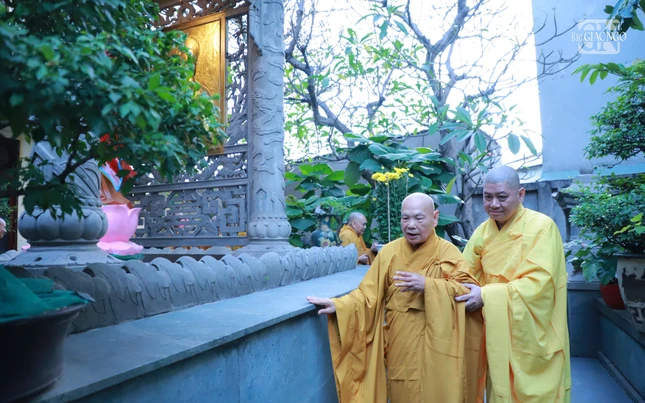 Hữu nhiễu bảo tháp Đại lão Hòa thượng Đệ nhất Chủ tịch Hội đồng Trị sự GHPGVN Hữu nhiễu bảo tháp Đại lão Hòa thượng Đệ nhất Chủ tịch Hội đồng Trị sự GHPGVN