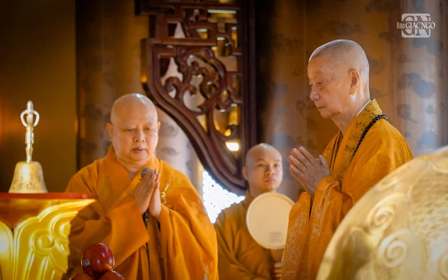 Đại lão Hòa thượng phương trượng chùa Huê Nghiêm niêm hương bạch Phật