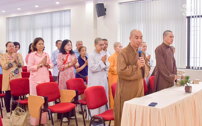 Đại đức Thích Quảng Hậu thay mặt cán bộ, nhân viên, cộng tác viên dâng lời chúc Tết Hòa thượng Cố vấn và Thượng tọa Tổng Biên tập