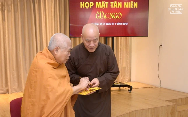 Chư tôn đức nhận lộc đầu xuân từ Hòa thượng Cố vấn