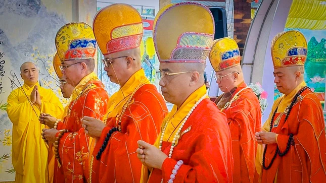 Chư tôn đức niêm hương bạch Phật