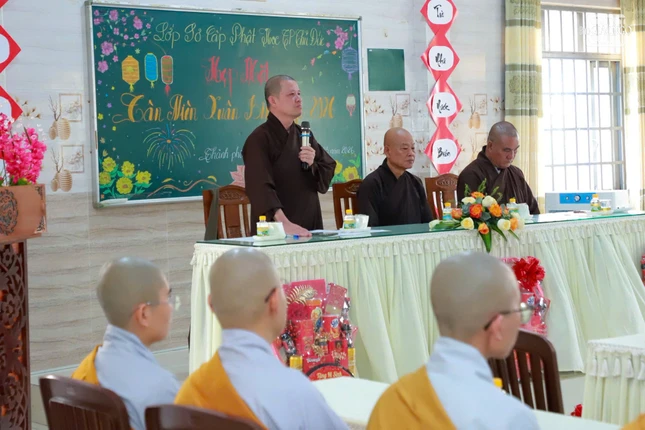 Thượng tọa Thích Huệ Nghiêm đại diện Ban Chủ nhiệm công bố giải thể Lớp Sơ cấp Phật học Thủ Đức