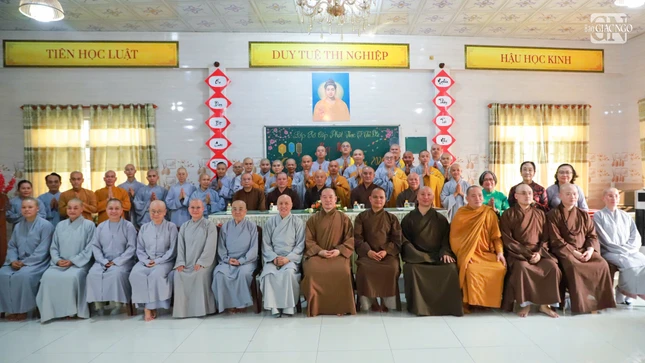 Ban Chủ nhiệm, Ban Giảng huấn, Ban Giám thị, Văn phòng cùng tập thể Tăng Ni sinh chụp hình lưu niệm