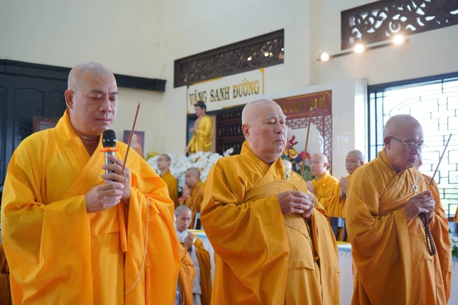 Trưởng lão Hòa thượng Thích Huệ Minh, Ủy viên Thường trực Hội đồng Chứng minh, Chứng minh Ban Trị sự GHPGVN tỉnh Đồng Tháp cùng chư tôn đức niêm hương bạch Phật