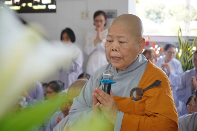 Ni trưởng Thích nữ Tịnh Nghiêm, Phó Trưởng Phân ban Ni giới T.Ư, Chứng minh Phân ban Ni giới tỉnh Đồng Tháp, trụ trì Ni viện Tịnh Nghiêm (Đồng Tháp) tác bạch tạ đàn Dược Sư