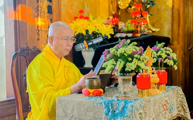 Hòa thượng Thích Hoằng Tri đại vị đại chúng trùng tuyên giới bổn