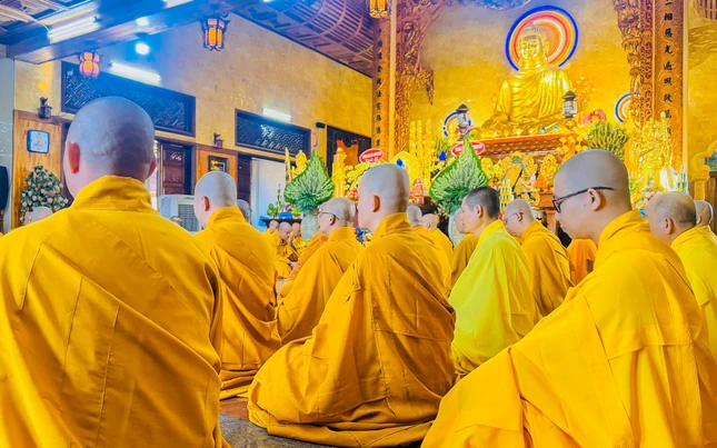 Chư Tăng thính giới chung