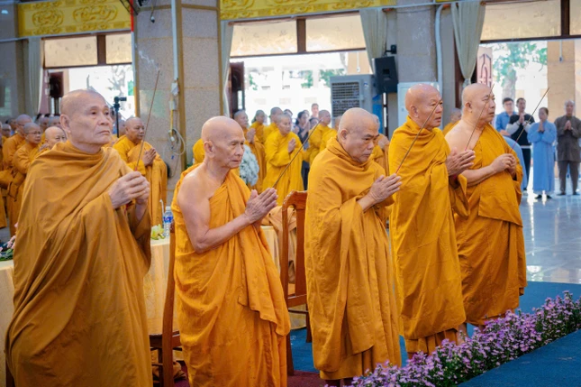 Chư tôn đức thành kính dâng hương tưởng niệm