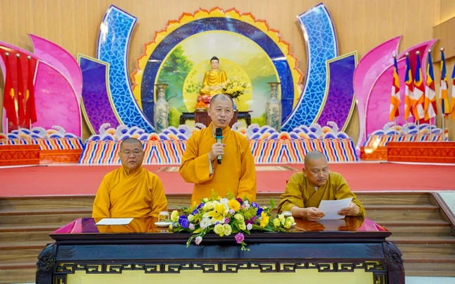 Thượng tọa Thích Minh Nhẫn chủ trì phiên họp chư Tăng Ni khu vực Văn phòng 1 tỉnh An Giang