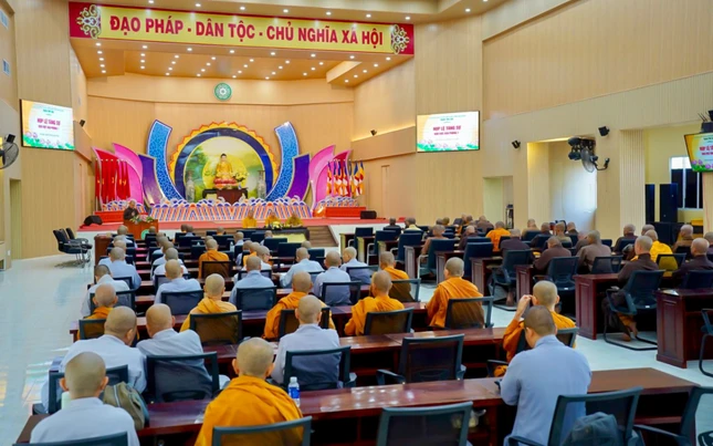 Quảng cảnh phiên họp Tăng sự khu vực Văn phòng 1 tại chùa Phật Quang Phổ Chiếu