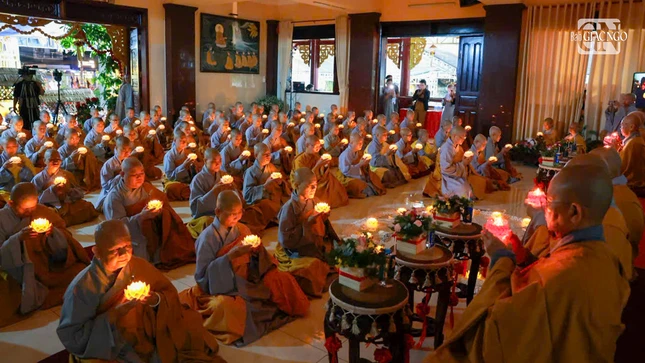 Chư Ni thắp đăng tưởng niệm tại chùa Thiền Tôn I