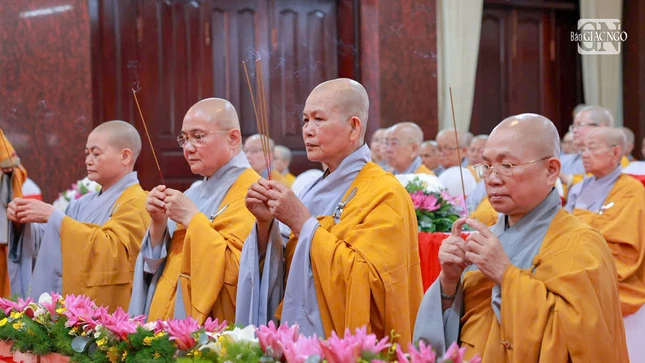 Dâng hương tưởng niệm Đức Thánh Tổ Ni Đại Ái Đạo và chư Ni tiền bối hữu công