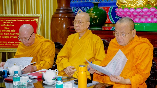 Chư tôn đức chủ tọa phiên họp