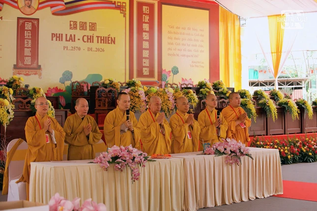 Chư tôn đức Ban Giám khảo