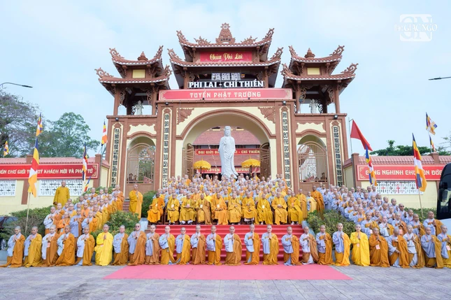 Chiều nay, Hội đồng thập sư Tăng, Ni đăng đàn truyền giới pháp đến giới tử tại các giới trường