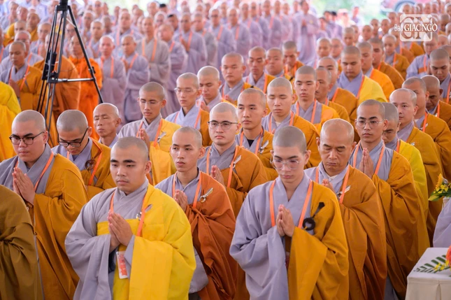 Chư giới tử thành kính phát nguyện cầu thọ giới pháp
