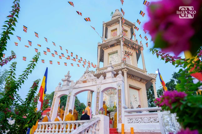 Bảo tháp Tổ sư Như Hiển - Chí Thiền trong khuôn viên tổ đình Phi Lai