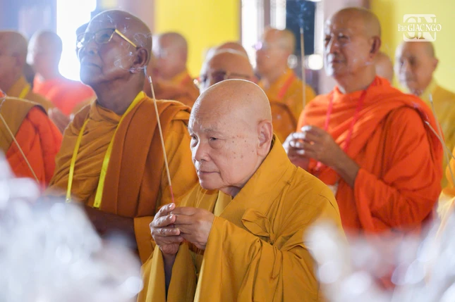 Chư vị giáo phẩm thành kính dâng hương tưởng niệm