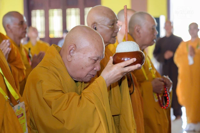 Trưởng lão Hòa thượng Thích Thiện Nhơn, Trưởng Tông phong dâng phạn thực cúng dường