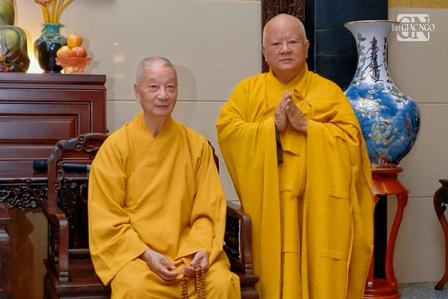 Hòa thượng Thích Thiện Minh lưu niệm cùng Đức Pháp chủ - Đại lão Hòa thượng Thích Trí Quảng nhân dịp Xuân Quý Mão - 2023