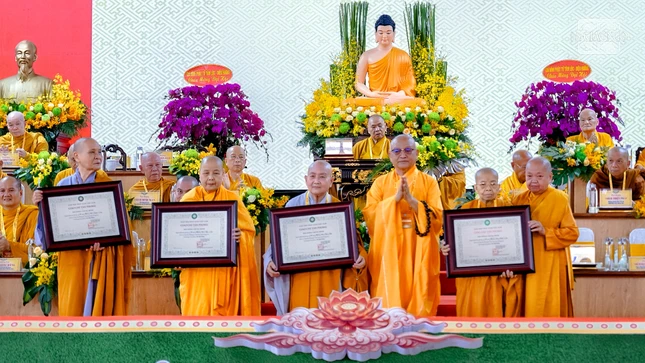 Trưởng lão Hòa thượng Thích Thiện Đạo, Thành viên Hội đồng Chứng minh, Chứng minh Ban Trị sự tỉnh trao Giáo chỉ tấn phong Ni trưởng