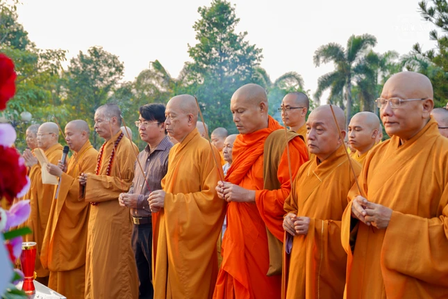 Dâng hương tưởng niệm tại Nghĩa trang Liệt sĩ tỉnh Đồng Nai