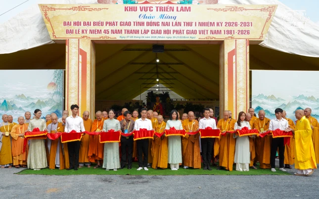 Nghi thức cắt băng khai mạc không gian triển lãm chào mừng Đại hội