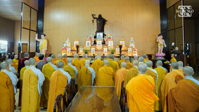 Chư tôn đức dâng hương tưởng niệm lịch đại Tổ sư tại tổ đường chùa Tỉnh Hội
