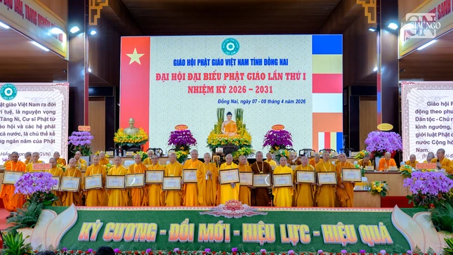 Ban Thường trực Ban Trị sự GHPGVN tỉnh Đồng Nai tặng Bằng công đức đến các cá nhân đã có những đóng góp tích cực cho công tác Phật sự của tỉnh nhà