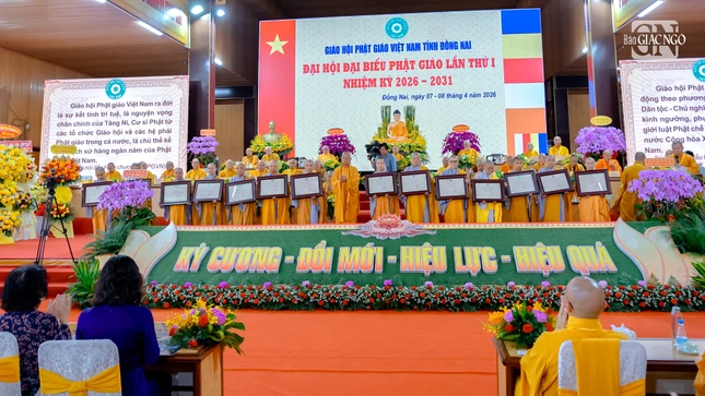 Thượng tọa Thích Huệ Khai trao Giáo chỉ tấn phong Ni sư