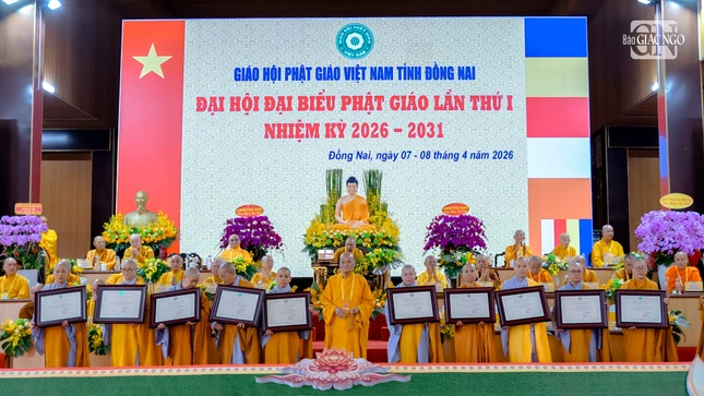 Trưởng lão Hòa thượng Thích Nhật Phát, Thành viên Hội đồng Chứng minh, Chứng minh Ban Trị sự tỉnh trao Giáo chỉ tấn phong Ni sư