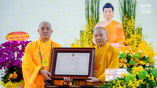 Trưởng lão Hòa thượng Thích Thiện Pháp trao Giáo chỉ đến chư tôn đức Tăng Ni Phật giáo tỉnh Đồng Nai được tấn phong giáo phẩm trong năm 2025