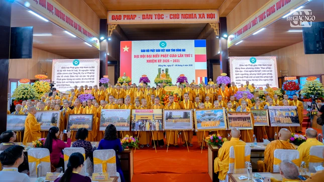 Tăng Ni sinh trường Trung cấp Phật học tỉnh Đồng Nai chúc mừng đại hội