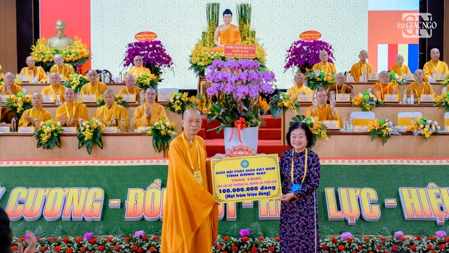 Ban Trị sự GHPGVN tỉnh Đồng Nai tặng 100 triệu đồng đến Câu lạc bộ Trường Sa, Hoàng Sa thân yêu do bà Trương Mỹ Hoa làm Chủ nhiệm