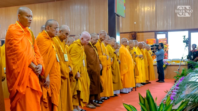 Chư tôn đức dành phút nhập từ bi quán