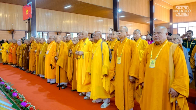 Chư tôn đức thực hiện nghi thức chào cờ