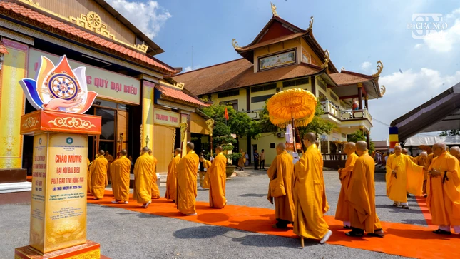 Cung nghinh chư tôn giáo phẩm quang lâm hội trường