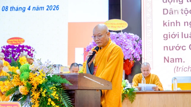 Thượng tọa Thích Huệ Sanh trình bày tham luận "Tư duy mới trong công tác quản trị hành chánh sau sáp nhập"