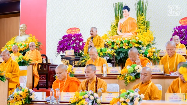 Trưởng lão Hòa thượng Thích Thiện Pháp lấy ý kiến đại hội về danh sách nhân sự dự kiến tham gia Ban Trị sự GHPGVN tỉnh Đồng Nai nhiệm kỳ 2026-2031
