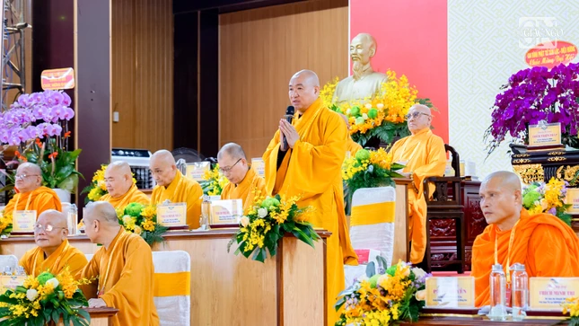 Thượng tọa Thích Phước Nguyên điều hành tại đại hội