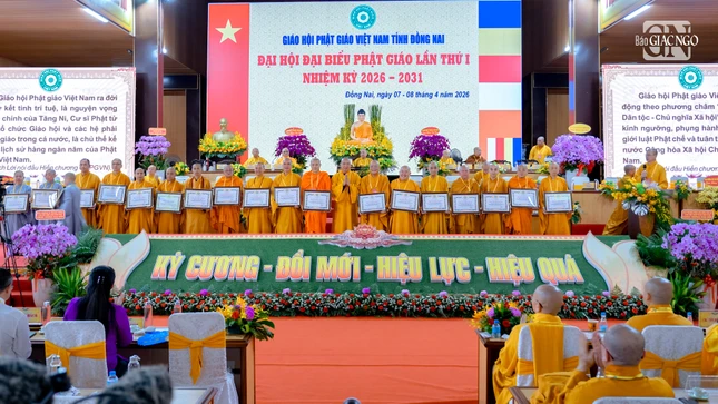 Thượng tọa Thích Phước Nguyên trao Bằng Tuyên dương công đức đến các cá nhân...