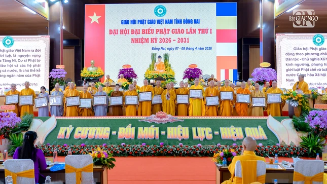 Trưởng lão Hòa thượng Thích Thiện Pháp trao Bằng tuyên dương công đức đến đại diện 18 tập thể