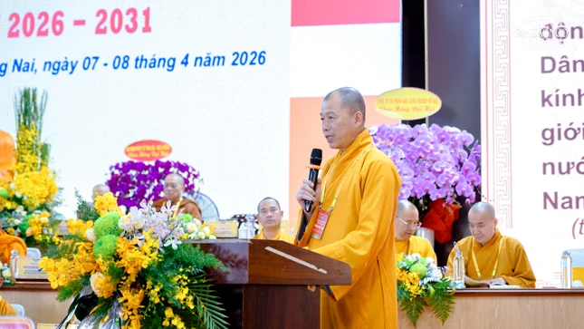 Thượng tọa Thích Minh Nhẫn, Ủy viên Thư ký Hội đồng Trị sự, Phó Văn phòng II TƯGH công bố quyết định trao Bằng tuyên dương công đức của Hội đồng Trị sự đến 18 tập thể và 57 cá nhân