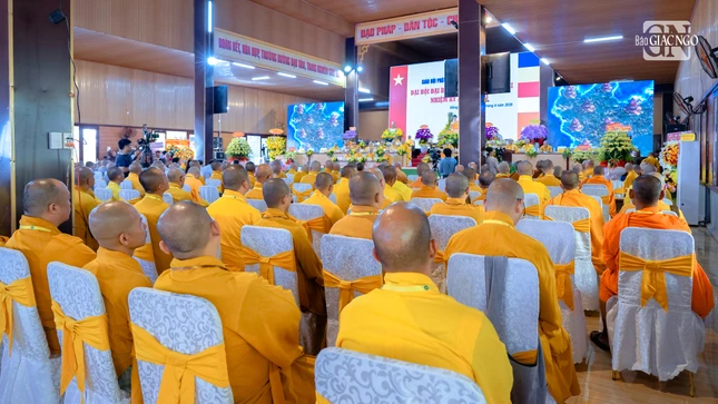 Đại biểu xem video báo cáo tóm tắt hoạt động Phật sự của Phật giáo tỉnh Đồng Nai nhiệm kỳ 2022-2027