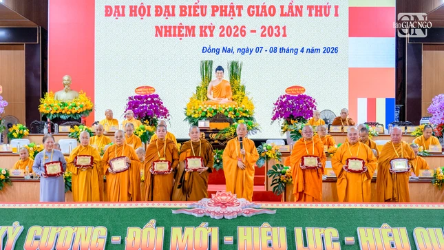 Thượng tọa Thích Huệ Khai tri ân và tặng quà lưu niệm đến chư tôn đức thành viên Ban Trị sự nhiệm kỳ cũ không tiếp tục tham gia nhiệm kỳ mới
