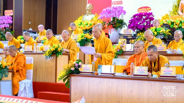 Thượng tọa Thích Huệ Khai điều hành đại hội