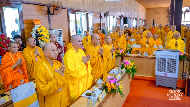 Chư tôn đức thành viên tân Ban Trị sự cung kính lắng nghe đạo từ của Trưởng lão Hòa thượng Chủ tịch Hội đồng Trị sự