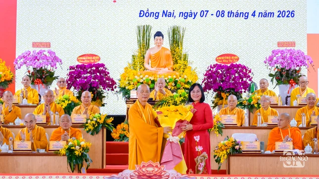 Thượng tọa Thích Huệ Khai, Trưởng ban Trị sự GHPGVN tỉnh Đồng Nai tặng hoa chúc mừng đại diện lãnh đạo chính quyền trước thông tin tỉnh nhà vừa được Trung ương Đảng chấp thuận chủ trương trở thành thành phố trực thuộc Trung ương trong thời gian tới