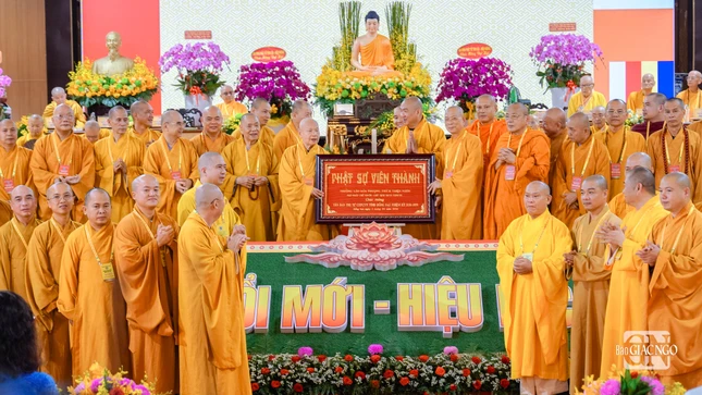 Trưởng lão Hòa thượng Thích Thiện Nhơn trao khánh vàng chúc mừng tân Ban Trị sự GHPGVN tỉnh Đồng Nai, nhiệm kỳ 2026-2031