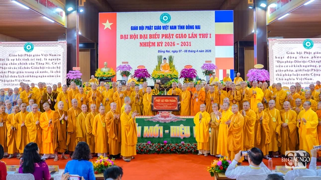 Ban Trị sự GHPGVN tỉnh Đồng Nai nhiệm kỳ mới đón nhận khánh vàng chúc mừng của Trung ương Giáo hội